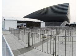 蘭州2020國際乒聯總決賽由鄭州華之熠物料租賃出租廠家助力數千米鐵馬護欄 
